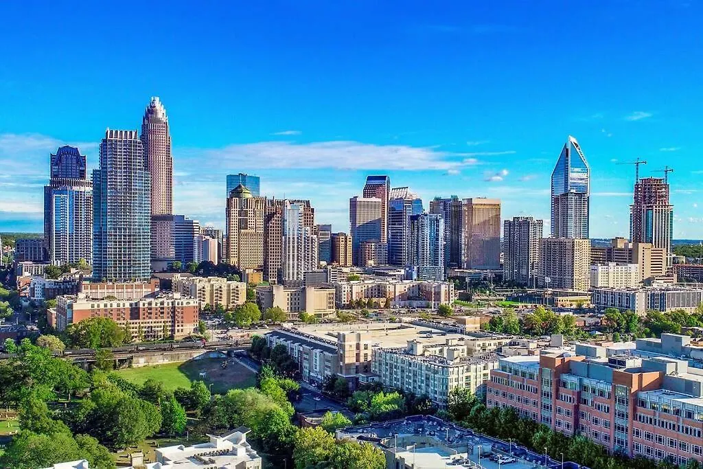 Townhouse In Uptown King Bed-Wi-Fi-Free Parking-Pool Daire Charlotte ABD